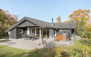 Four-Bedroom Holiday Home In Glesborg - Ørsted