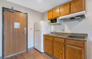 Standard Queen Room with Two Queen Beds - Non-Smoking room in WoodSpring Suites Orlando South