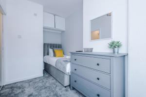 NEW! 3-Bed House in Manchester by 53 Degrees Property, Ideal for Contractors, Business & Long Term, FREE Parking!