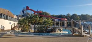 Camping 5 étoiles piscines chauffées club enfants mobilhome premium 6pers