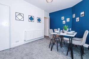 NEW! 3-Bed House in Manchester by 53 Degrees Property, Ideal for Contractors, Business & Long Term, FREE Parking!