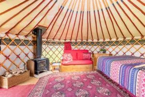 Cosy-Hilltop-Yurt-StunningViews-Nature-HotTub - Halwell