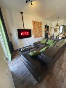 Industrial Cozy Apartment in Bugibba, Prime Location