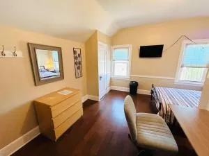 Big room in Federal Hill, Downtown with shared bathroom and kitchen ca - North Scituate