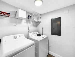 Scenic 3BR Family Retreat, Pool, Gym, 3mi to Disney