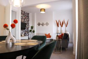 NEW LISTING SALE! Town Centre 2-Bed Spacious Apartment Train Station WIFI