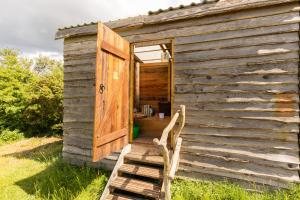 Cosy-Hilltop-Yurt-StunningViews-Nature-HotTub