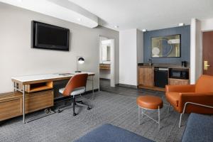 One-Bedroom King Suite with Sofa bed, Courtyard view room in Courtyard by Marriott Amarillo West/Medical Center