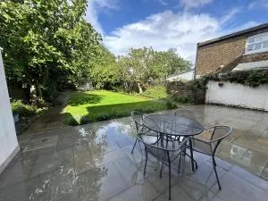 Luxurious Living 4 Bedroom Home - Lewisham