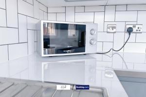 Spacious 2 Bedroom Apartment With Parking, Smart TVs, Games & Wi-Fi At Hush Haven Homes Short Lets and Serviced Accommodation