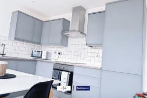 Spacious 2 Bedroom Apartment With Parking, Smart TVs, Games & Wi-Fi At Hush Haven Homes Short Lets and Serviced Accommodation