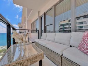 High floor 2BD with beach service 1608