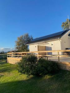 Eget hus med badtunna i skärgårdsmiljö