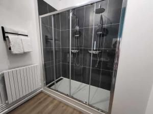 B&B / Chambres d'hotes Elegant sejour au Chateau, confort moderne et activites alentour - FR-1-591-680 : photos des chambres