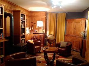 B&B / Chambres d'hotes Chambre d-hotes avec salle d-eau privee dans un Prieure historique - FR-1-589-737 : photos des chambres