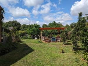 B&B / Chambres d'hotes Chaleureuse chambre double avec acces jardin, WiFi et animaux admis - FR-1-590-490 : photos des chambres