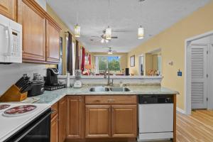 Spacious 2 Bedroom Condo with Golf Course Views! Sleeps 4 Guests! River Oaks 48-D