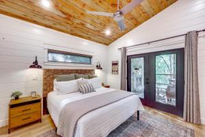 Cozy Secluded Cabin in the Heart of Hochatown