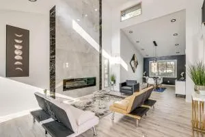 1 Mi to Holmes Lake Bright and Modern Lincoln Home! - Tecumseh