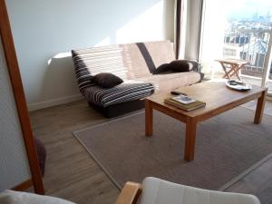 Central et calme, vue ville et mer, parking privé, ascenseur