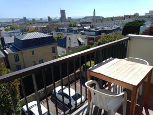 Central et calme, vue ville et mer, parking privé, ascenseur