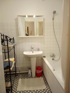 Central et calme, vue ville et mer, parking privé, ascenseur