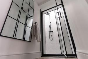 Tiny House, Stunning 1 Bed, Super King, Freestanding Bath, Parking