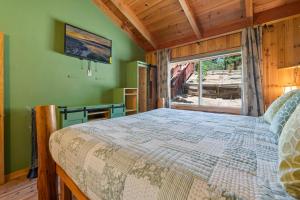 Pinecone Ridge - Walk to Bear Mountain, Private Hot Tub, Foosball