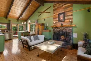 Pinecone Ridge - Walk to Bear Mountain, Private Hot Tub, Foosball - Moonridge