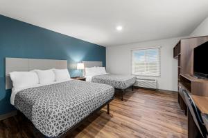 Queen Suite with Two Queen Beds and Tub - Disability Access/Non Smoking room in WoodSpring Suites Kansas City Airport