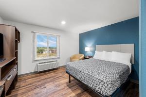 Queen Suite - Disability Access/Non Smoking room in WoodSpring Suites Kansas City Airport