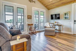 Escape to Nature: Lakefront Jay Cottage w Views!