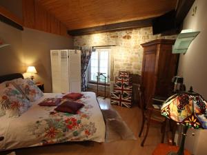 B&B / Chambres d'hotes Chambre d-hotes avec salle d-eau privee dans un Prieure historique - FR-1-589-737 : photos des chambres