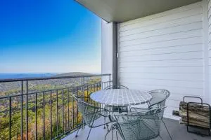 1 Mi to Wintergreen Resort Mtn-View Condo! - 斯汤顿