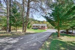 Private Deck Berkeley Springs Getaway!