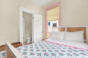 Splash Inn Upper Unit Heated Pool, Walk to Beach