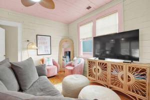 Splash Inn Upper Unit Heated Pool, Walk to Beach