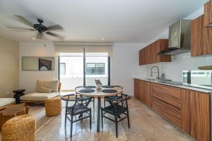 Bright 1 BD Suite with Balcony