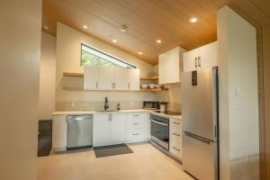 Calmwater Retreat New 2 br Hot Tub