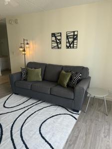 1505- Heart of Waikiki with Kitchen - Free Parking - King Bed - Corner Unit - Mountain View Unit