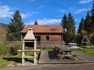 Maisons de vacances Chalet familial confortable avec spa, proche Gerardmer et station de ski, ideal ete et hiver. - FR-1-589-469 : photos des chambres