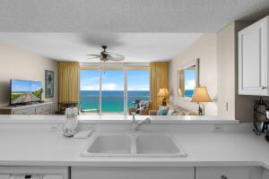 Beachfront Retreat! Family Friendly 1BD Getaway! by Dolce Vita Getaways PCB!