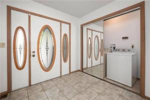 5-Bedroom Lakefront, private beach wifi AC boat &