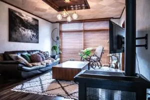 街中まで徒歩圏内のリラックスできる貸し切り和モダン一軒家 - Kurokawamachi