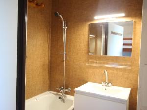 Appartements Studio confortable a Chamrousse avec balcon et cuisine equipee - FR-1-340-283 : photos des chambres