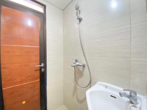 Simply Bright Studio Room at Gateway Pasteur Apartment By Travelio