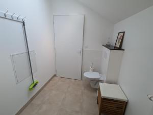Maisons de vacances Charmant gite pres d-Orleans avec jardin privatif et parking - FR-1-590-524 : photos des chambres