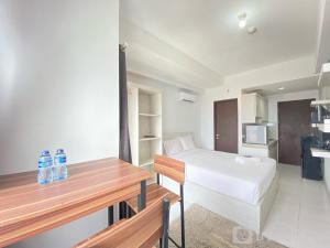 Spacious Studio Room at Mekarwangi Square Cibaduyut Apartment By Travelio
