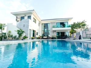 5-Bedroom Luxurious 5-Star Villa with Private Pool