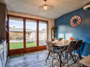 Maisons de vacances Maison de plain-pied avec jardin prive et terrasse a Cabourg - FR-1-788-40 : photos des chambres